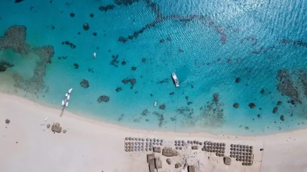 Die Sandbank Orange Bay auf Giftun Island von oben, mit vor dem Strand ankernden Booten
