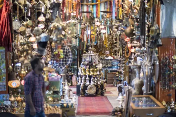 Abendliche Straßenszene mit Geschäften und Girlanden in El Dahar, der Altstadt von Hurghada