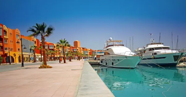 Promenade der Hurghada Marina mit Yachten vor bunten Häuserfassaden