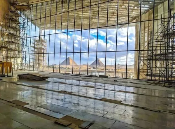 المتحف المصري الكبير أثناء البناء، يُظهر ضخامة المشروع