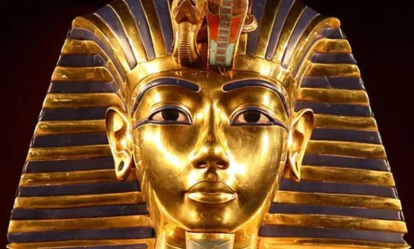القناع الذهبي الأيقوني لتوت عنخ آمون في المتحف المصري الكبير