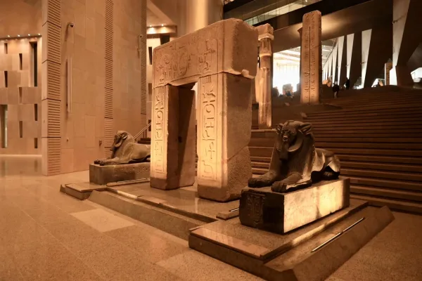 الدرج العظيم الضخم للمتحف المصري الكبير مع معروضات على امتداده