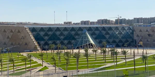 حدائق ومساحات خارجية شاسعة تحيط بالمتحف المصري الكبير
