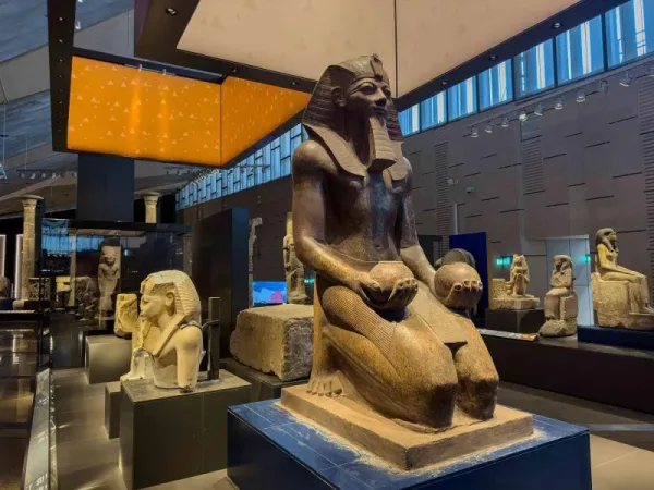 تمثال رمسيس الثاني الهائل في البهو الكبير للمتحف المصري الكبير
