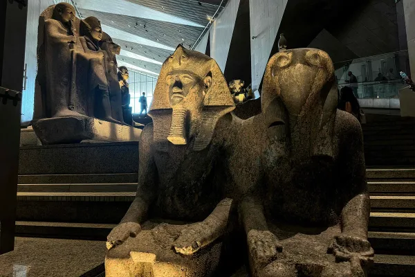 باحثون يعملون في مختبر الترميم المتقدّم بالمتحف المصري الكبير