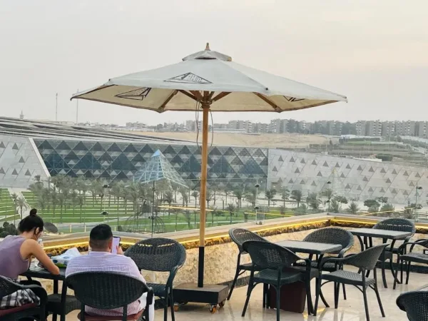 مطعم تراس النيل الخارجي في حدائق المتحف المصري الكبير