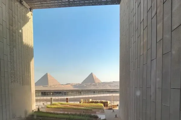 أهرامات الجيزة الكبرى كما تُرى من المتحف المصري الكبير