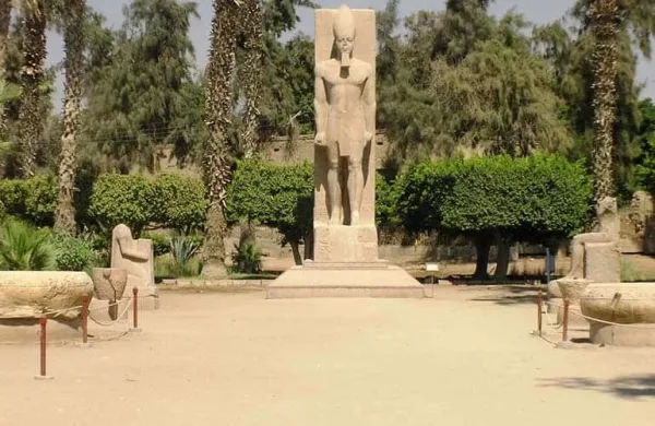 متحف في الهواء الطلق في منف مع تمثال ضخم لرمسيس الثاني