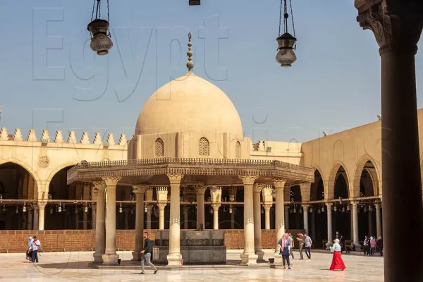 عمارة تاريخية في القاهرة الإسلامية بمآذن وأزقّة أثرية