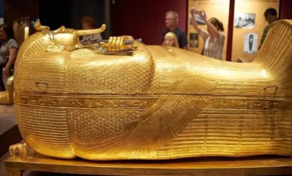القناع الذهبي لتوت عنخ آمون والكنوز المعروضة في المتحف المصري الكبير