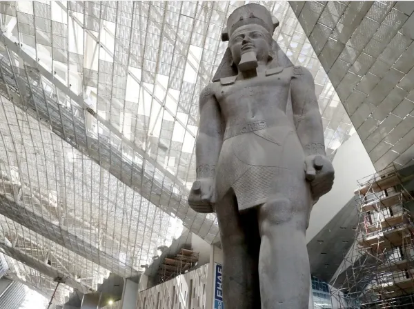 تمثال ضخم لرمسيس الثاني في المتحف المصري الكبير