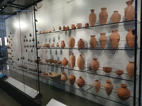 عرض للفخار المصري القديم في المتحف المصري الكبير