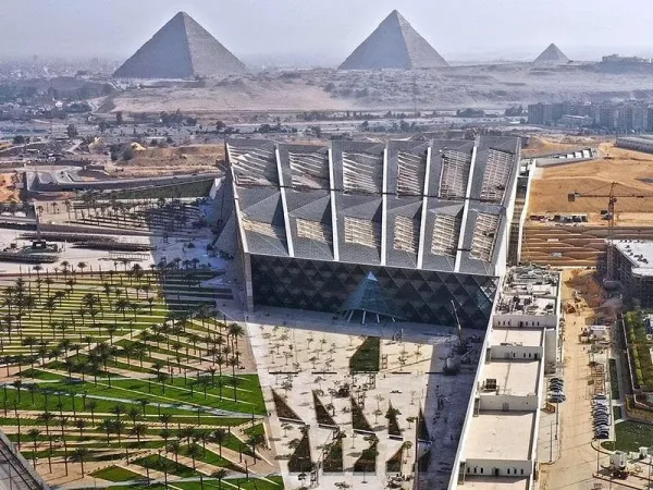 العمارة المميزة للمتحف المصري الكبير مع الأهرامات في الخلفية
