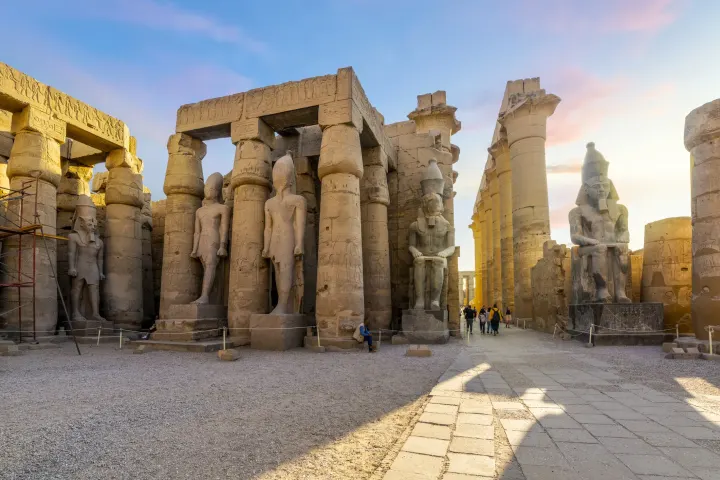 Säulengang und Statuen des Luxor-Tempels im Abendlicht