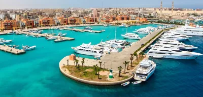 Lungomare della Marina di Hurghada con ristoranti, negozi e locali di intrattenimento