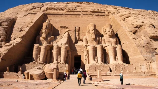 Luxor: Gita privata con guida al Tempio di Abu Simbel con pranzo