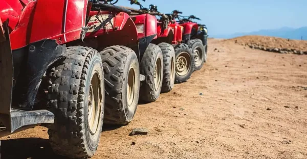 Escursione privata in motoscafo all’isola di Magawish e safari in ATV al tramonto da Sahl Hasheesh