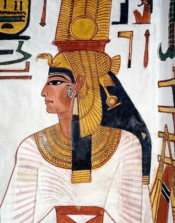نفرتيتي | أسرار الملكة الجميلة وأشهر آثارها في مصر القديمة