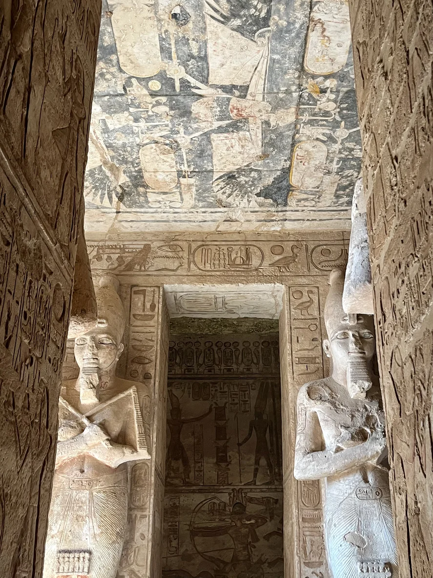 The Abu Simbel temple in southern Egypt is one of the most remarkable monuments of ancient Nubia. Carved directly into the rock, the colossal statues of Pharaoh Ramses II stand tall, facing the Nile.