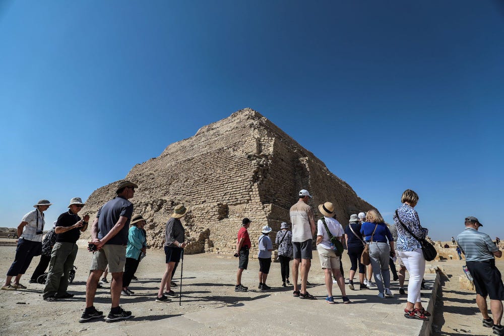 هرم زوسر المدرج في سقارة يظهر هيكله المدرج المميز