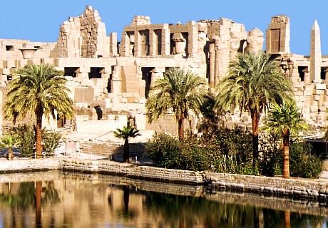Der Heilige See des Karnak-Tempels umgeben von antikem Steinwerk