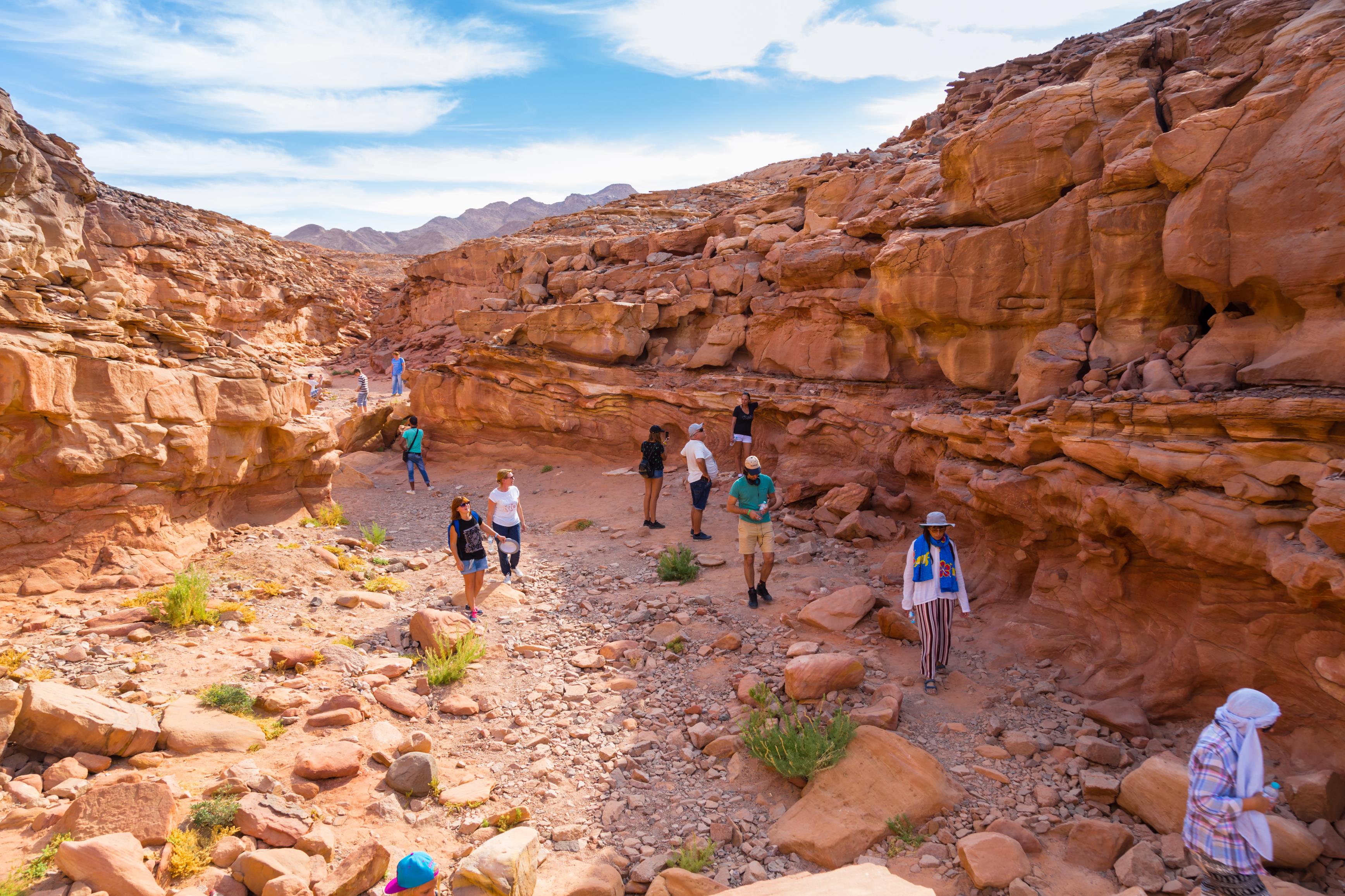 Sharm El Sheikh'te Renkli Kanyon kaya desenleri ve mineral oluşumları