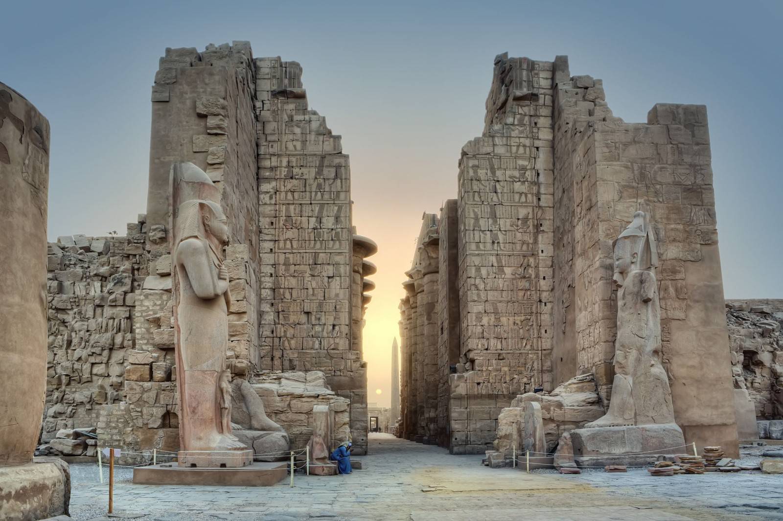 Antiker Karnak-Tempel in Luxor, Ägypten, glühend bei Sonnenuntergang mit hoch aufragenden Säulen