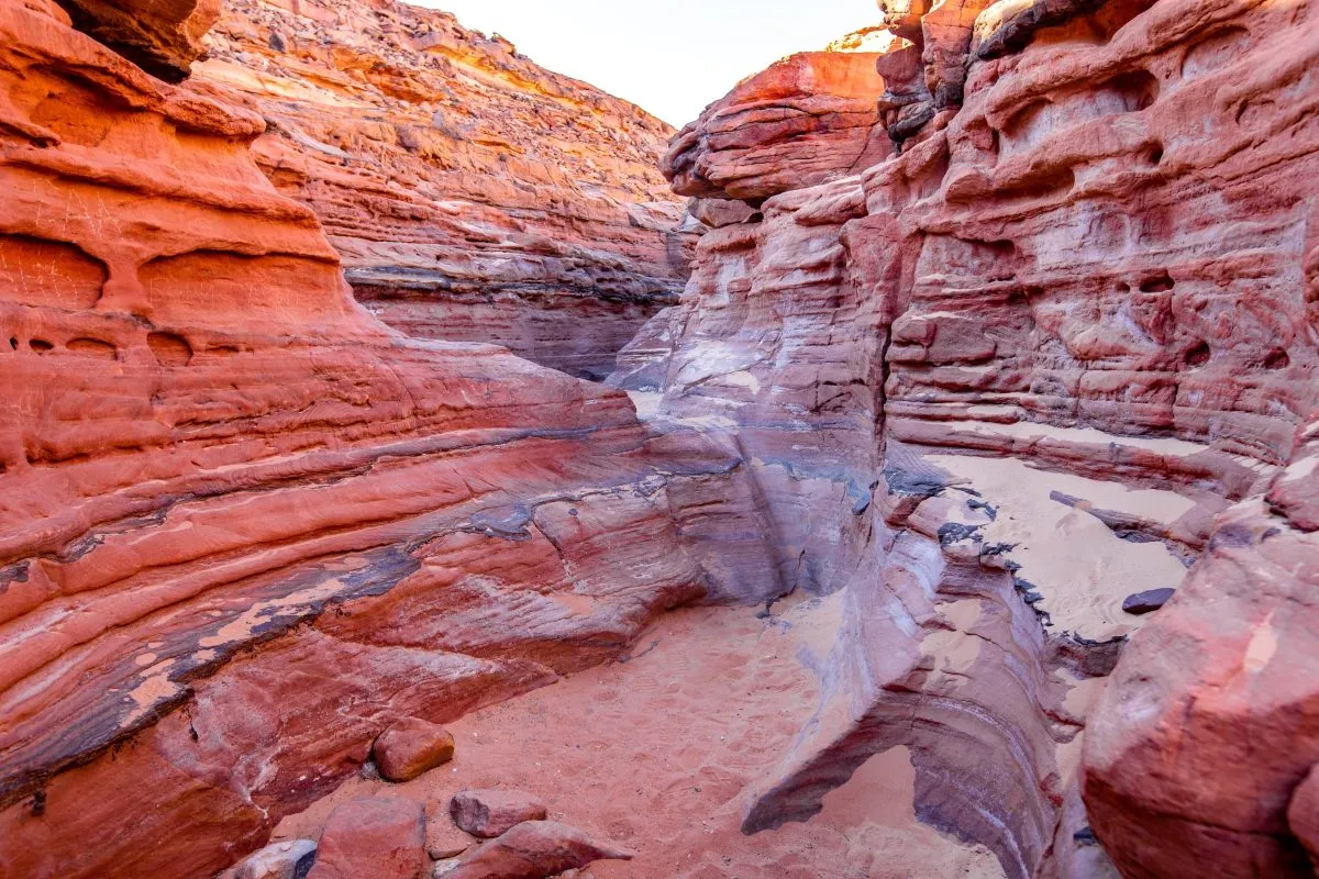 Canyon Colorato Sinai - Meraviglia geologica con pareti di roccia multicolore nel deserto