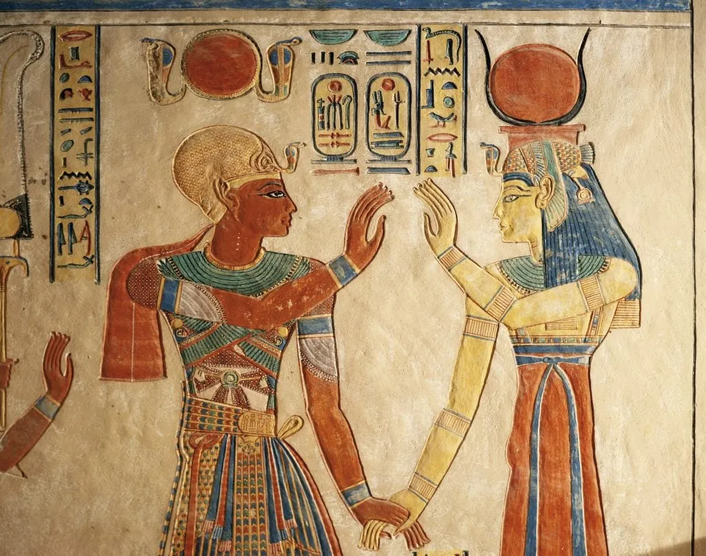 III. Ramses'in mezarından firavunu tanrılarla gösteren renkli duvar kabartmaları