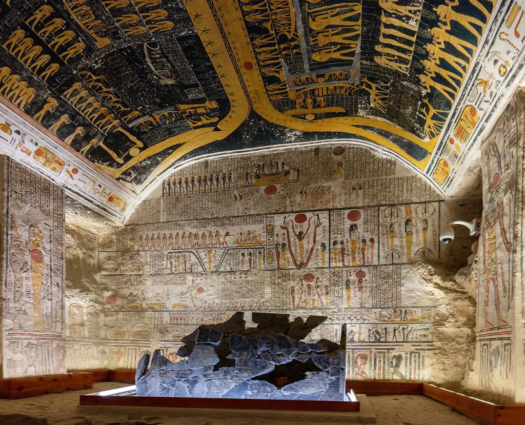 VI. Ramses'in mezarından astronomik sahneleri gösteren ayrıntılı şekilde süslenmiş tavan