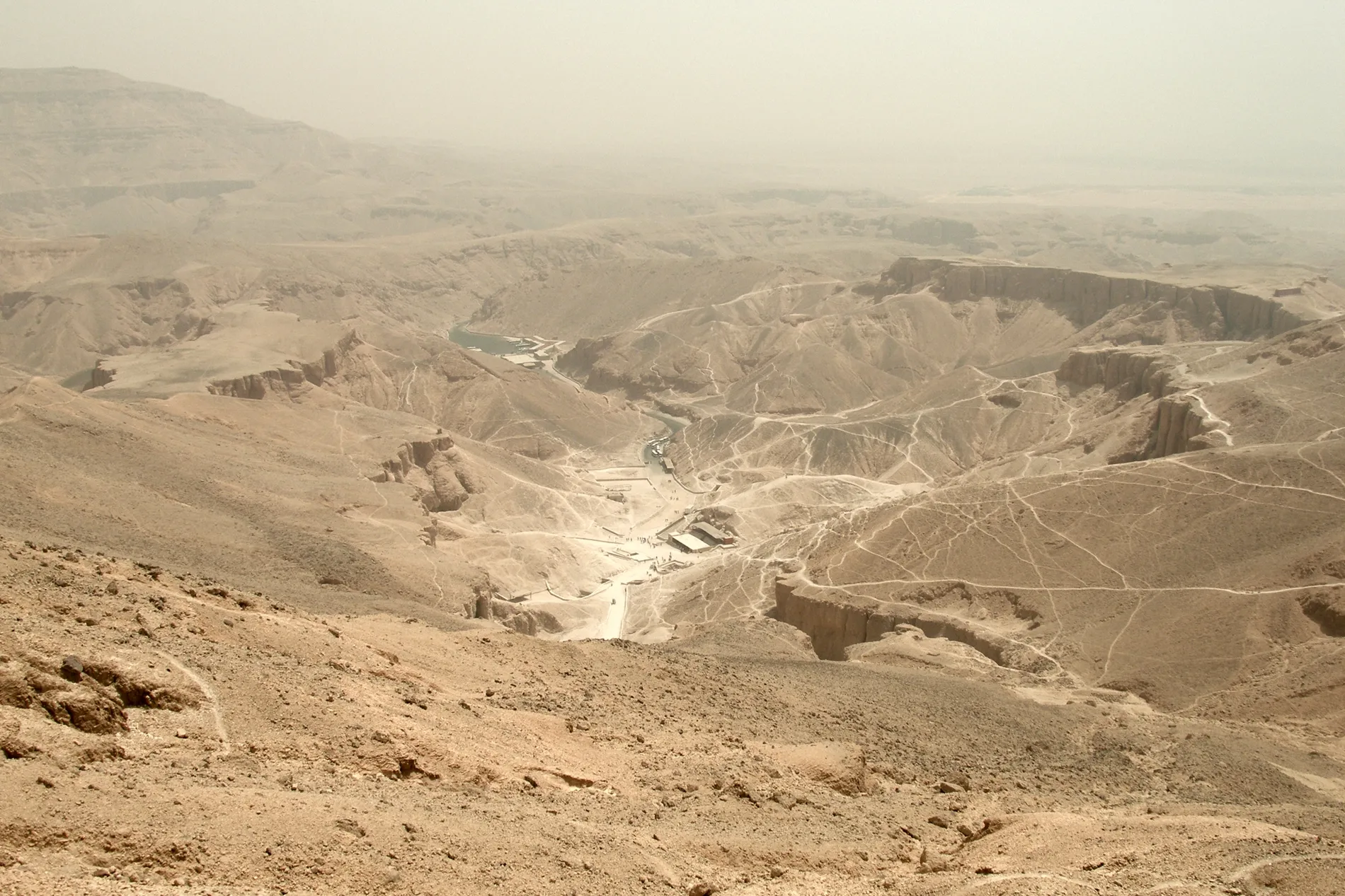 Çorak çöl manzarasını gösteren Krallar Vadisi'nin panoramik görünümü
