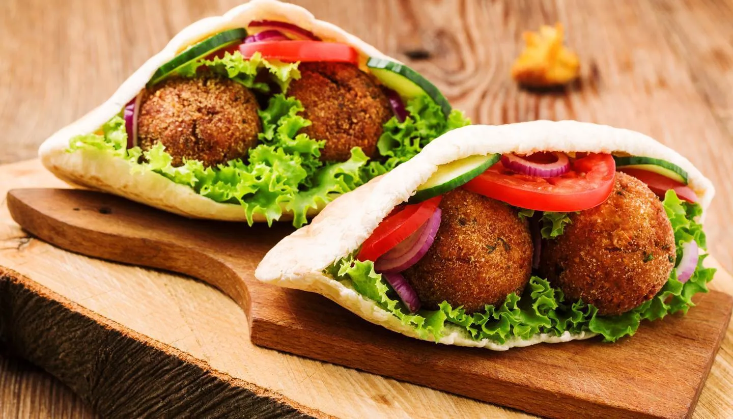 Street food din Luxor inclusiv falafel și pâine proaspătă
