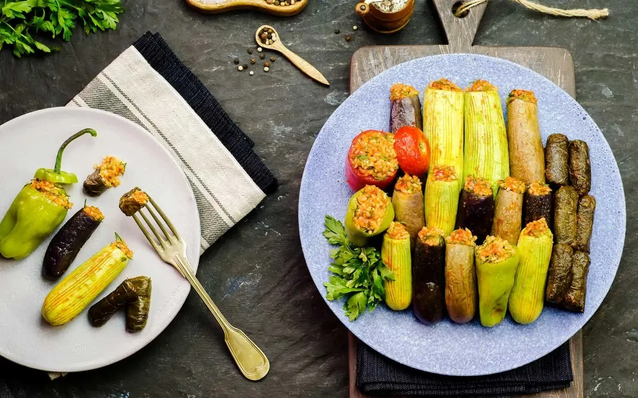 Preparate tradiționale egiptene inclusiv koshari și ful medames