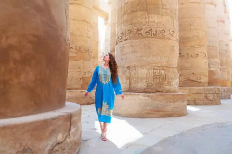 Sala Hipostilă din Templul Karnak cu coloane masive