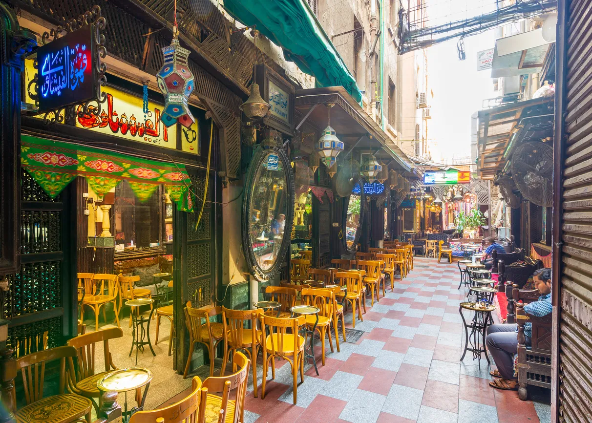 Khan el-Khalili'de tarihî El Fishawi Kahvehanesi'nin iç mekânı