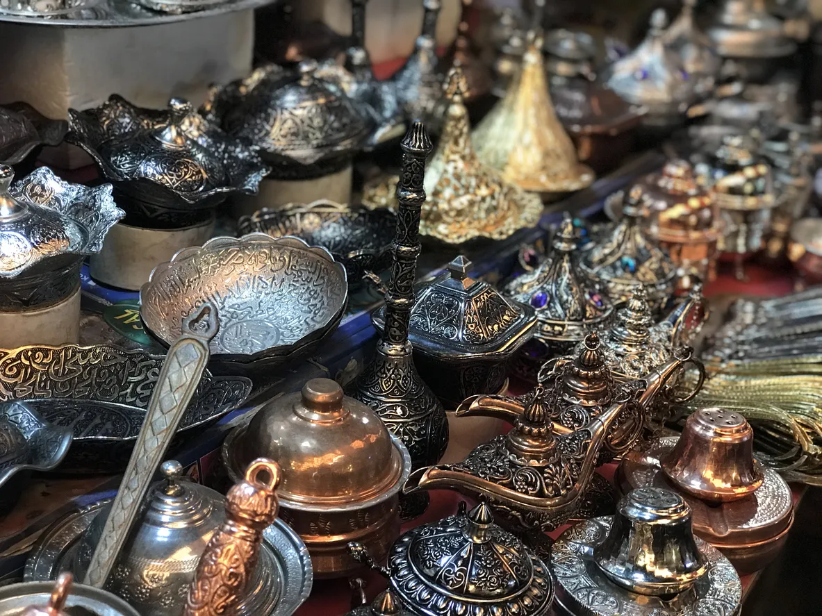 Khan el-Khalili çarşısında antikalar ve koleksiyonluk eşyalar
