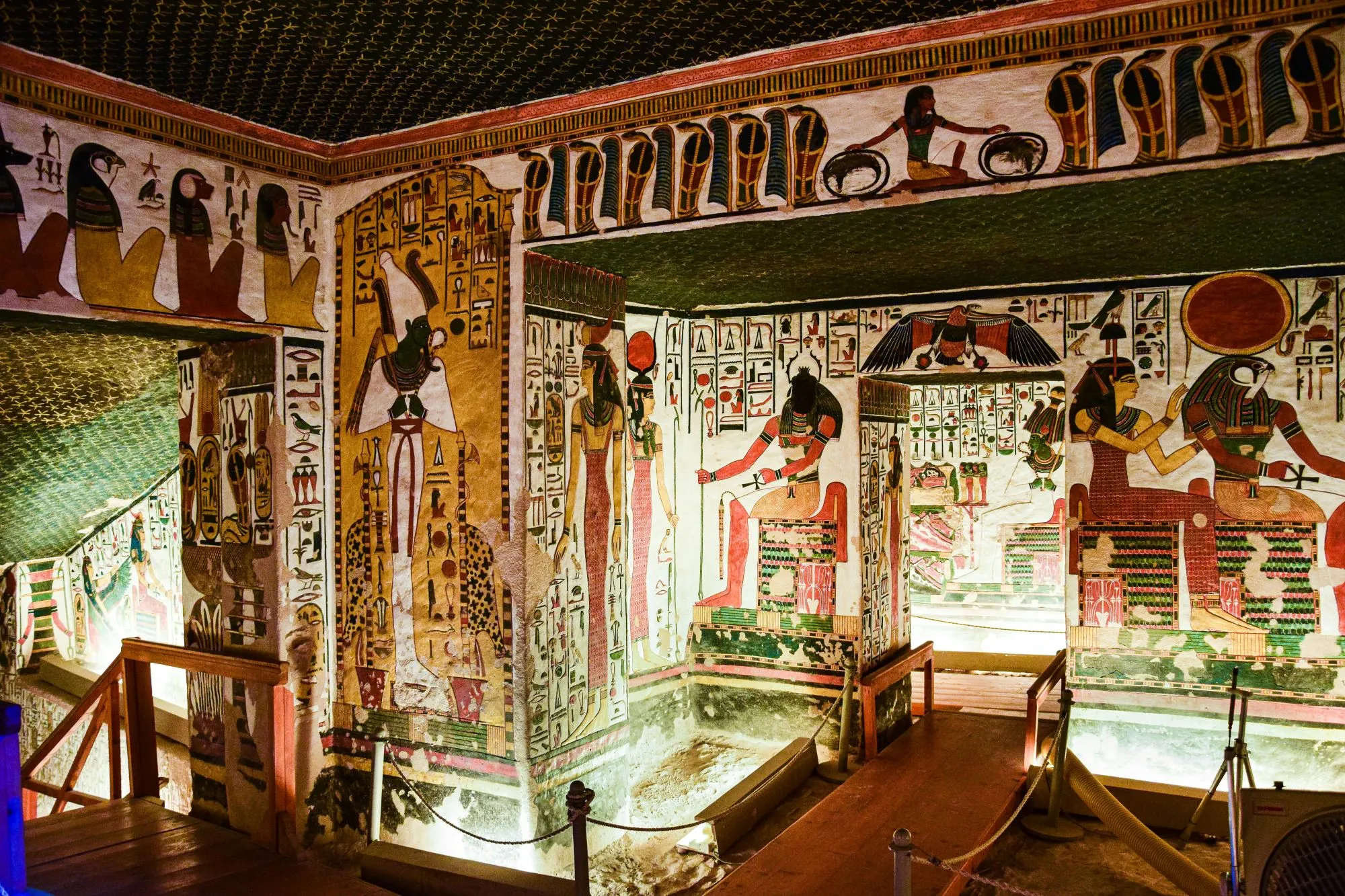 Valea Reginelor cu mormântul lui Nefertari decorat cu picturi murale egiptene colorate