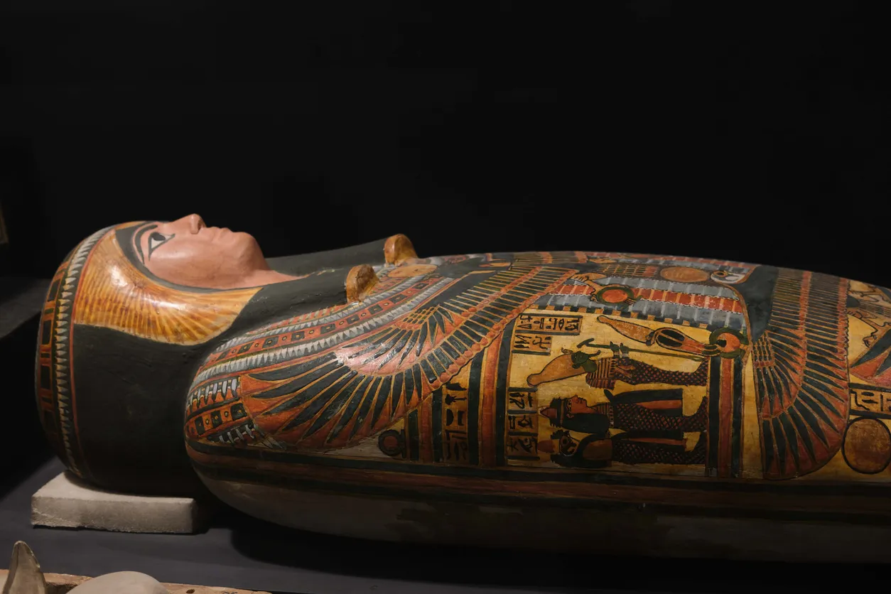 Interiorul Muzeului Luxor cu artefacte egiptene antice, statui și comori regale