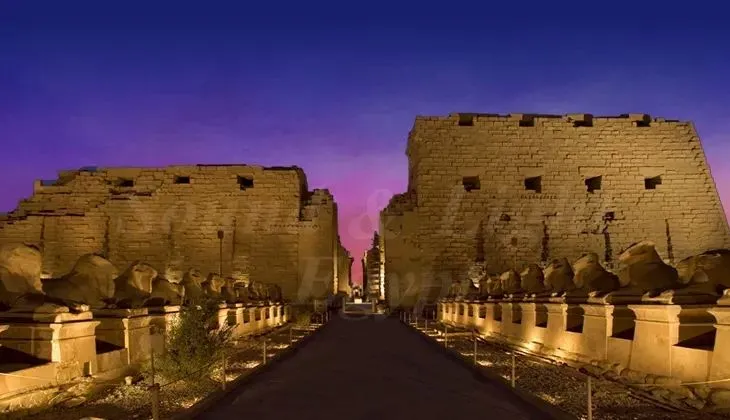 Spectacol de sunet și lumină la Templul Karnak noaptea, cu coloane antice iluminate dramatic