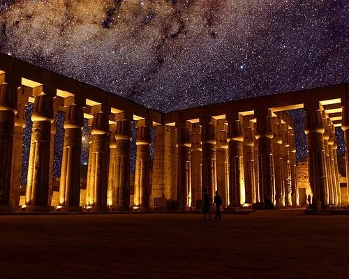 Templul Luxor iluminat noaptea cu reflexii