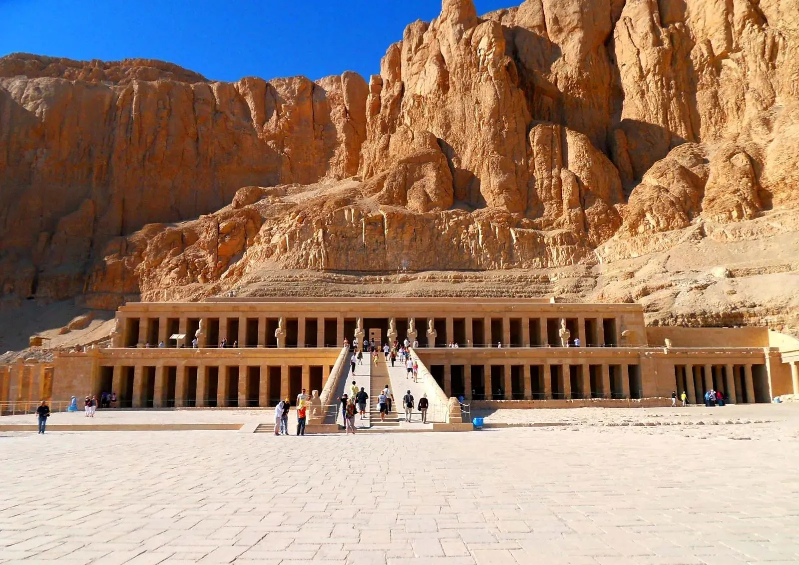 Templul Hatshepsut pe fundalul stâncilor dramatice de calcar
