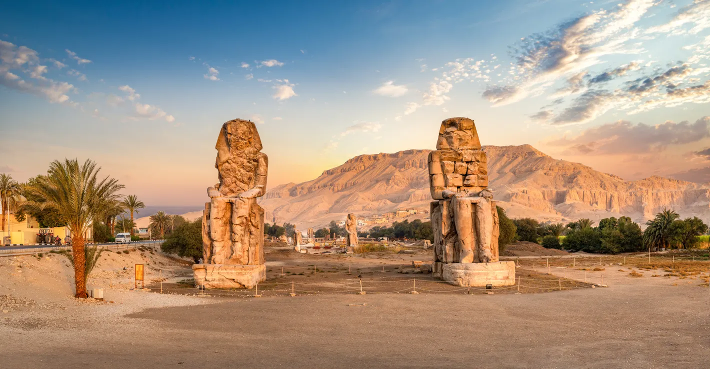 Statuile Colosului lui Memnon la răsărit