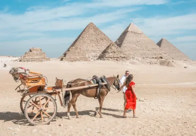 Cairo: Passeio de Meio Dia pelas Pirâmides em Camelo ou Carruagem	