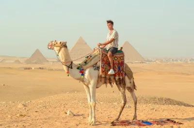Káhira/Gíza: Jazda na ťave okolo pyramíd
