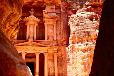 Sharm El Sheikh’ten Feribot ve Otobüs ile Petra Günübirlik Turu