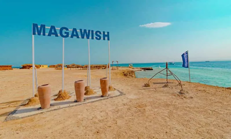 Hurghada: Magawish Island & Parasailing Tour with Buffet Lunch