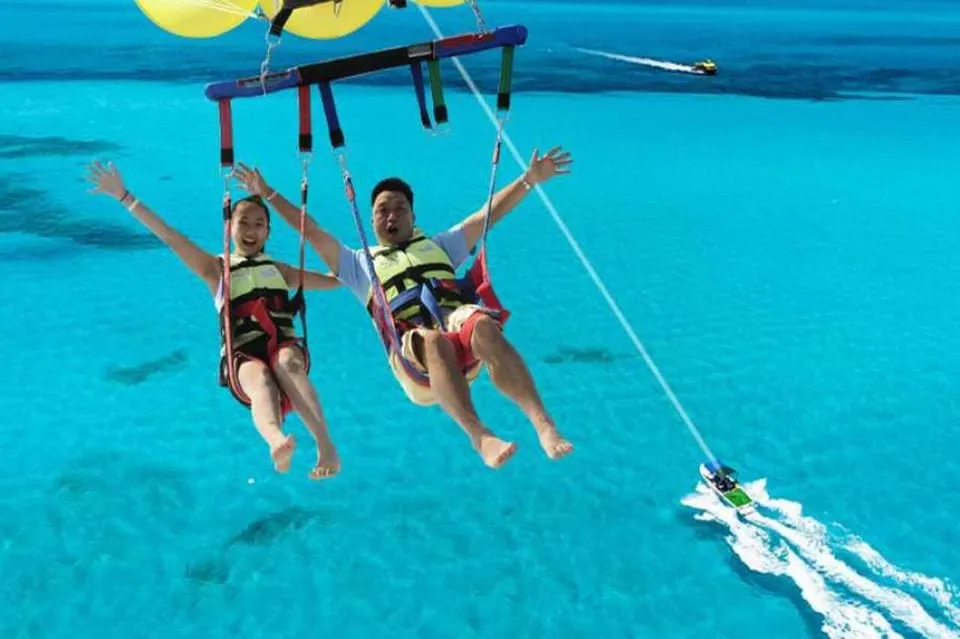 Hurghada: Glass Boat and Parasailing Trip with Snorkeling