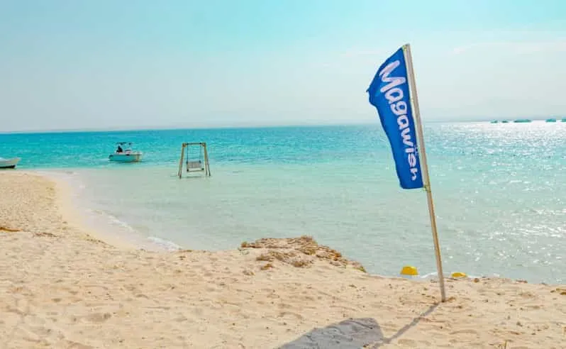 Hurghada: Magawish Island Boat Trip with Lunch & Transfers