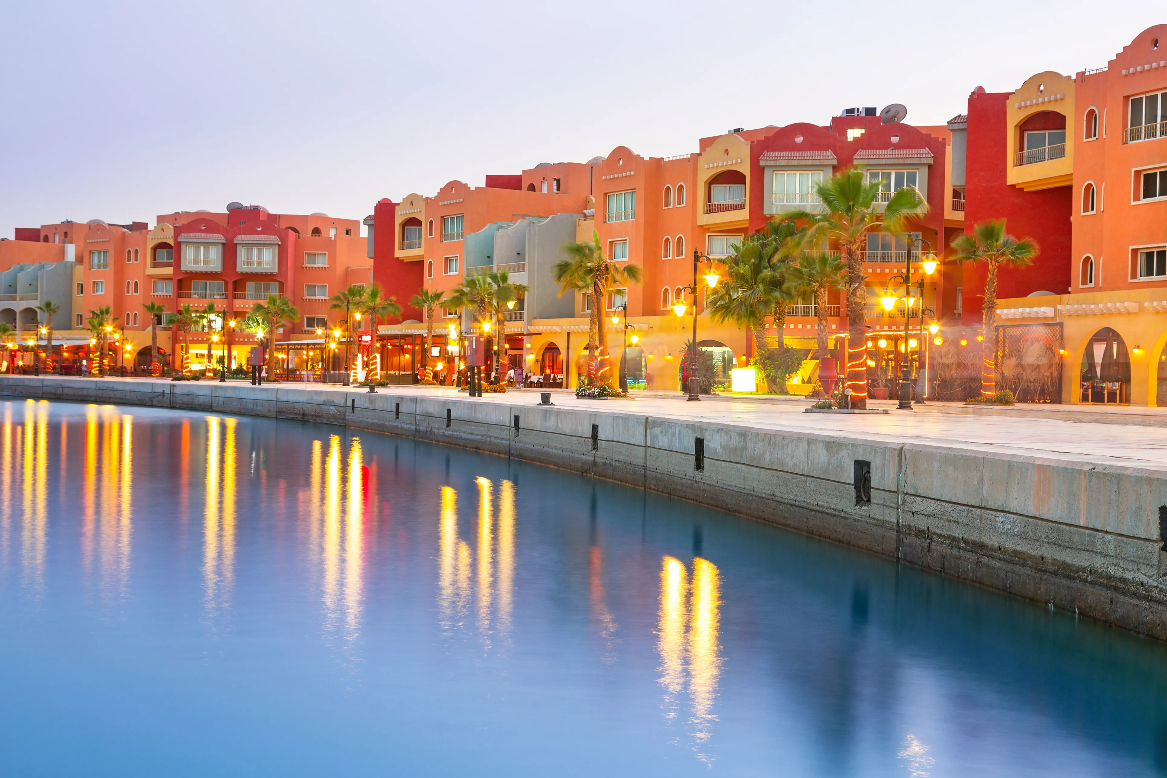 Makadi Bay: Guided City Tour and Parasailing Adventure