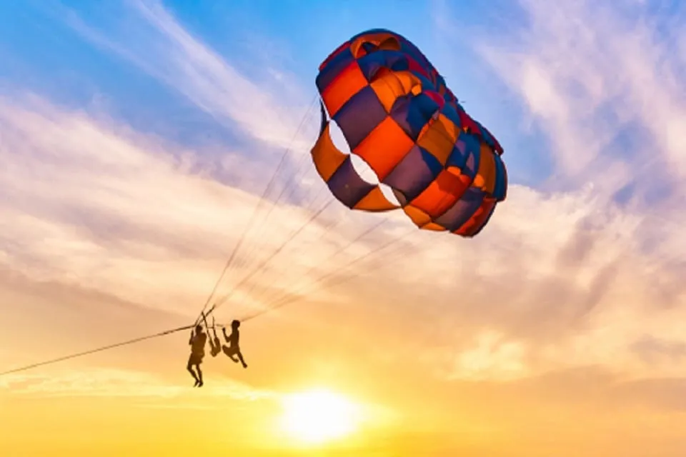 Hurghada: City Tour and Parasailing Adventure with Lunch